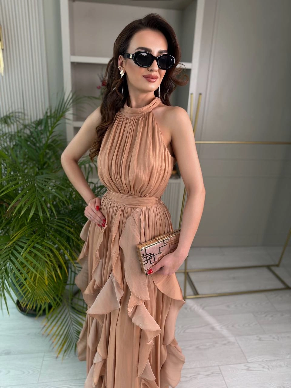 Tasarım%20Gold%20Bej%20Astarlı%20Halter%20Yaka%20İpekli%20Kumaş%20Elbise