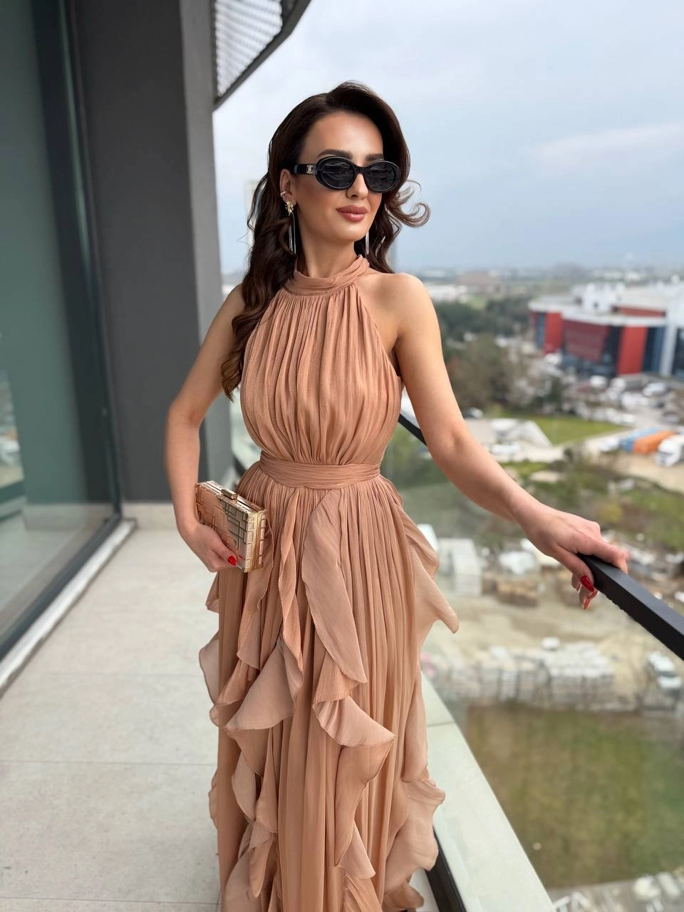 Tasarım%20Gold%20Bej%20Astarlı%20Halter%20Yaka%20İpekli%20Kumaş%20Elbise