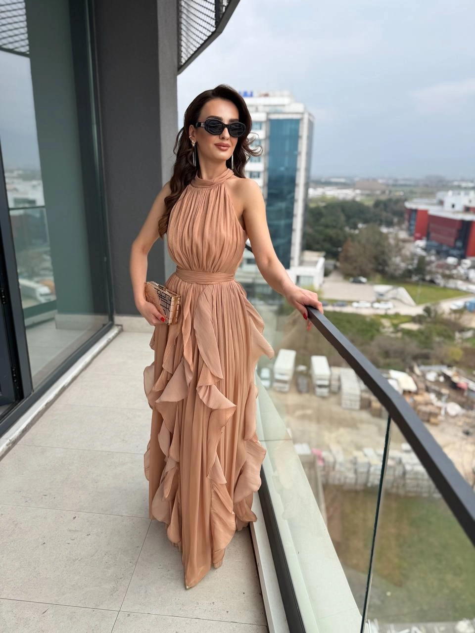 Tasarım%20Gold%20Bej%20Astarlı%20Halter%20Yaka%20İpekli%20Kumaş%20Elbise