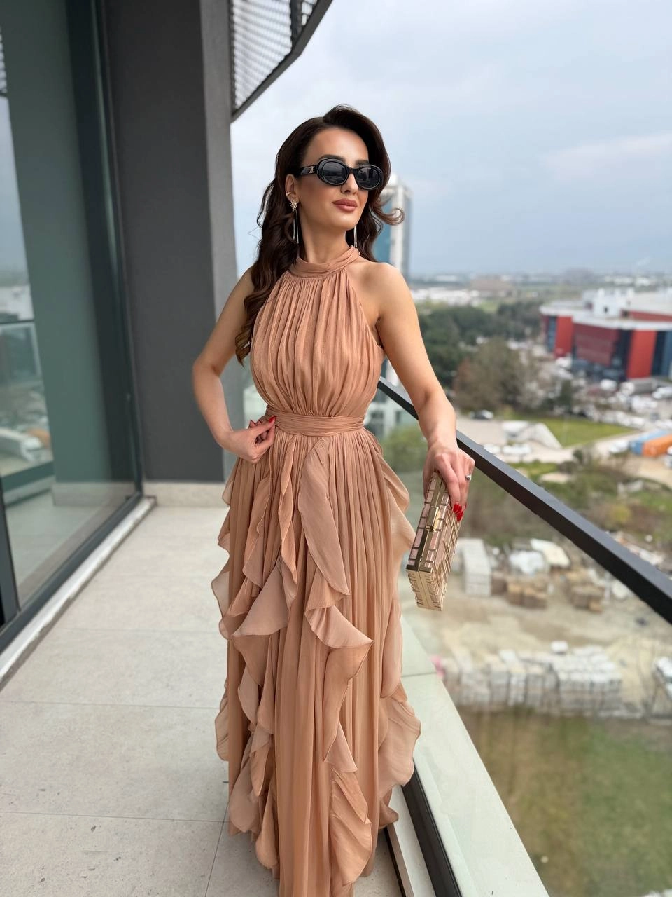 Tasarım%20Gold%20Bej%20Astarlı%20Halter%20Yaka%20İpekli%20Kumaş%20Elbise