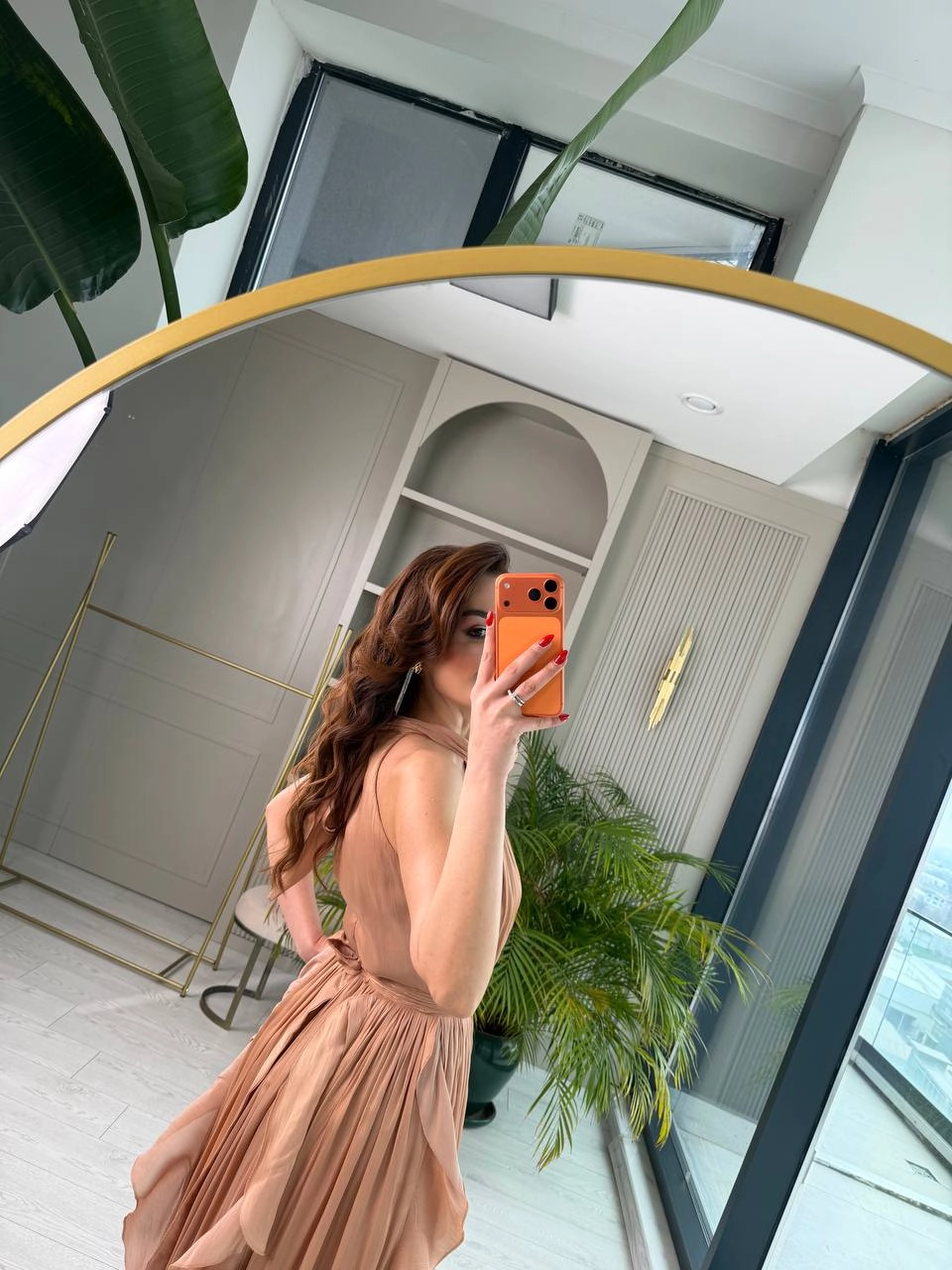 Tasarım%20Gold%20Bej%20Astarlı%20Halter%20Yaka%20İpekli%20Kumaş%20Elbise