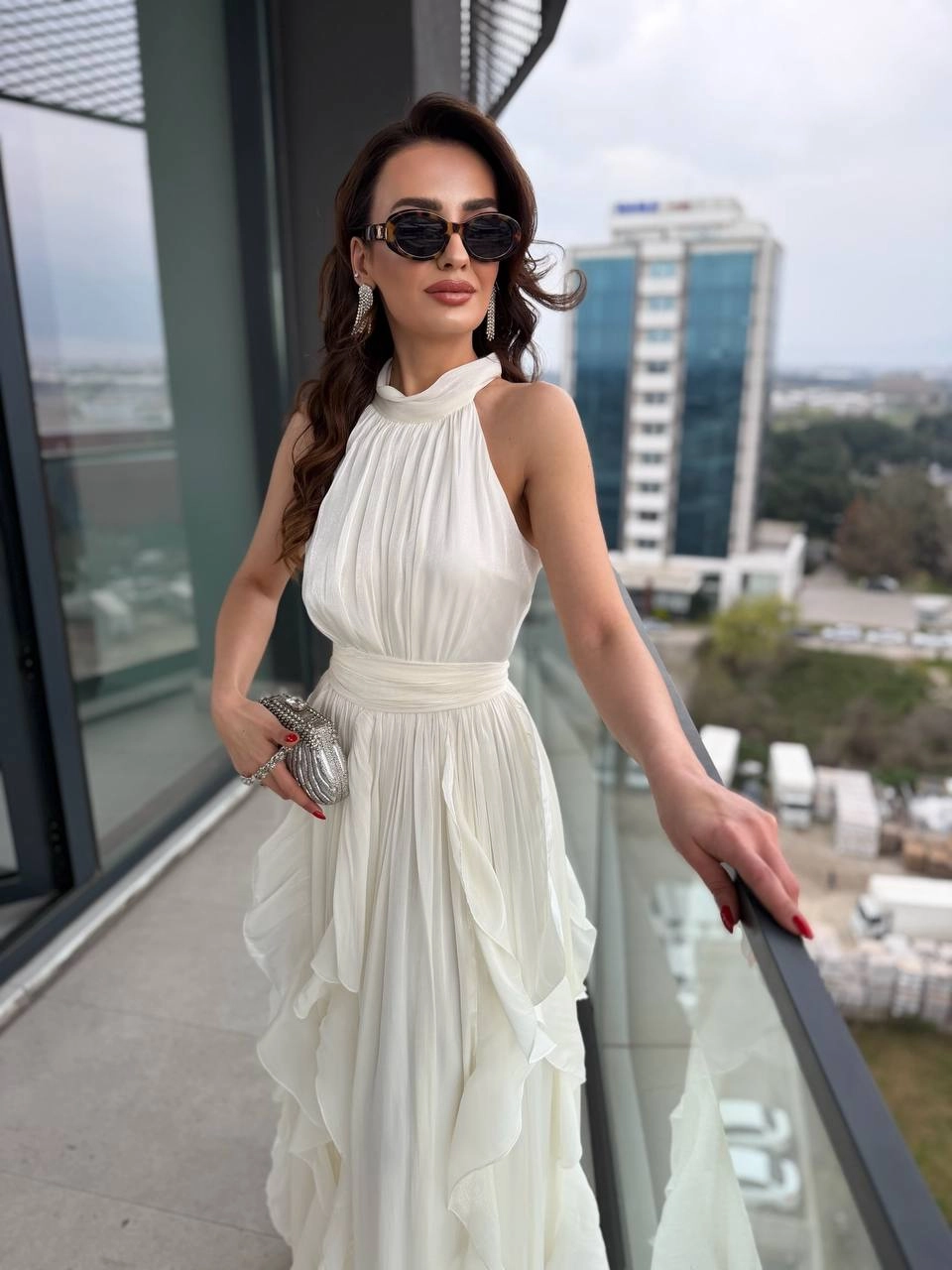 Tasarım%20Ekru%20Astarlı%20Halter%20Yaka%20İpekli%20Kumaş%20Elbise