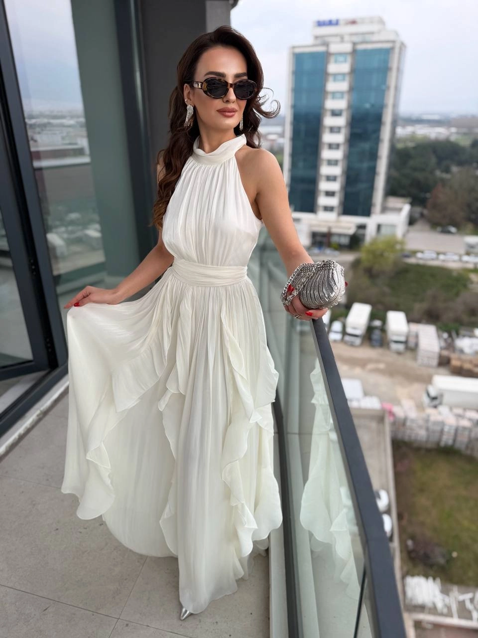 Tasarım%20Ekru%20Astarlı%20Halter%20Yaka%20İpekli%20Kumaş%20Elbise