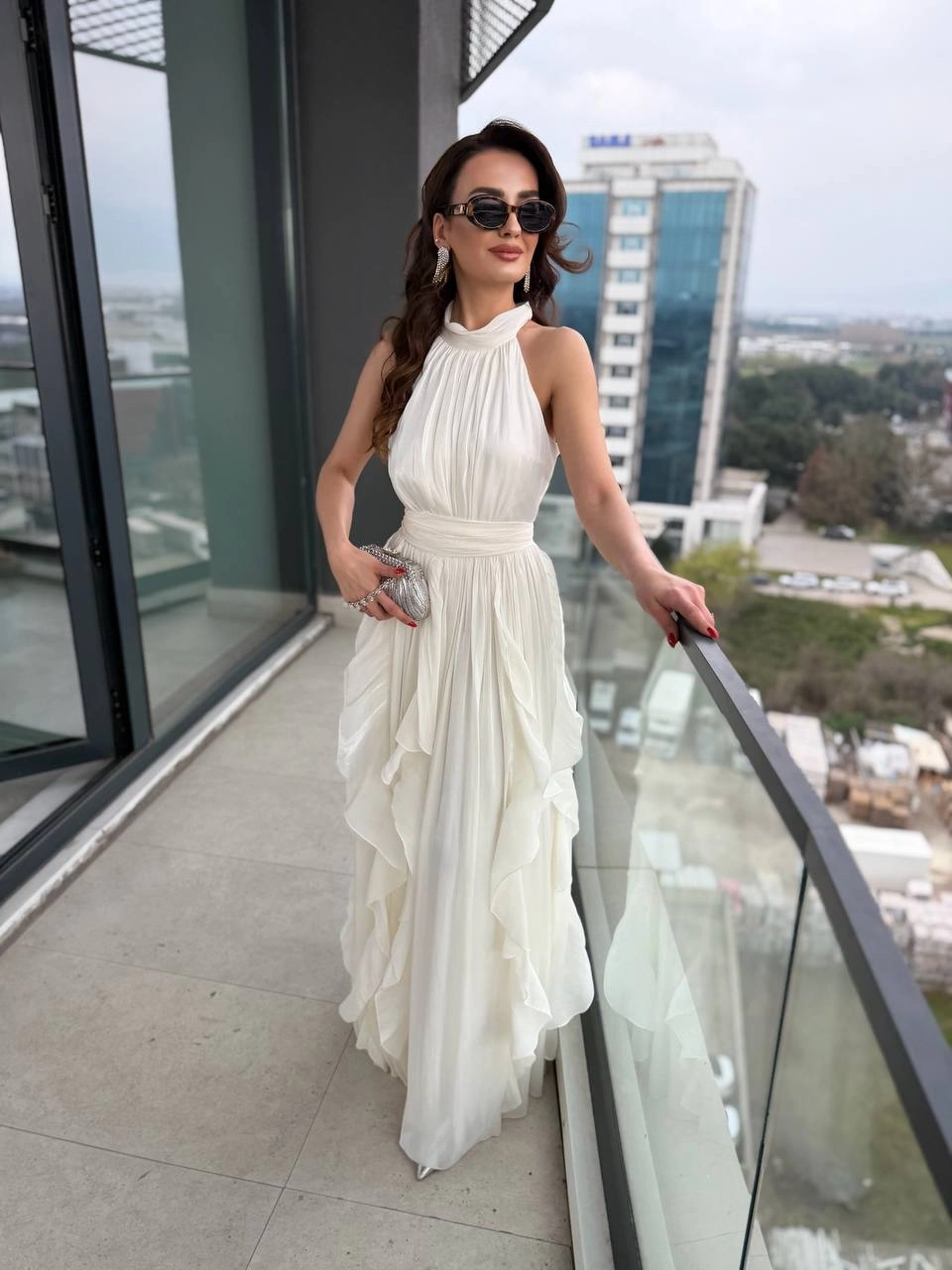 Tasarım%20Ekru%20Astarlı%20Halter%20Yaka%20İpekli%20Kumaş%20Elbise