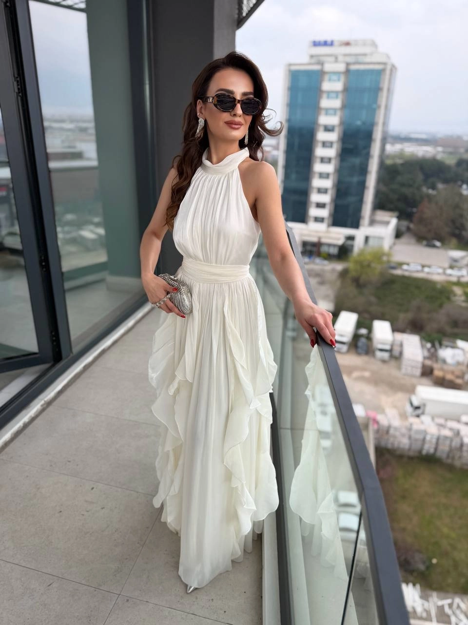 Tasarım%20Ekru%20Astarlı%20Halter%20Yaka%20İpekli%20Kumaş%20Elbise