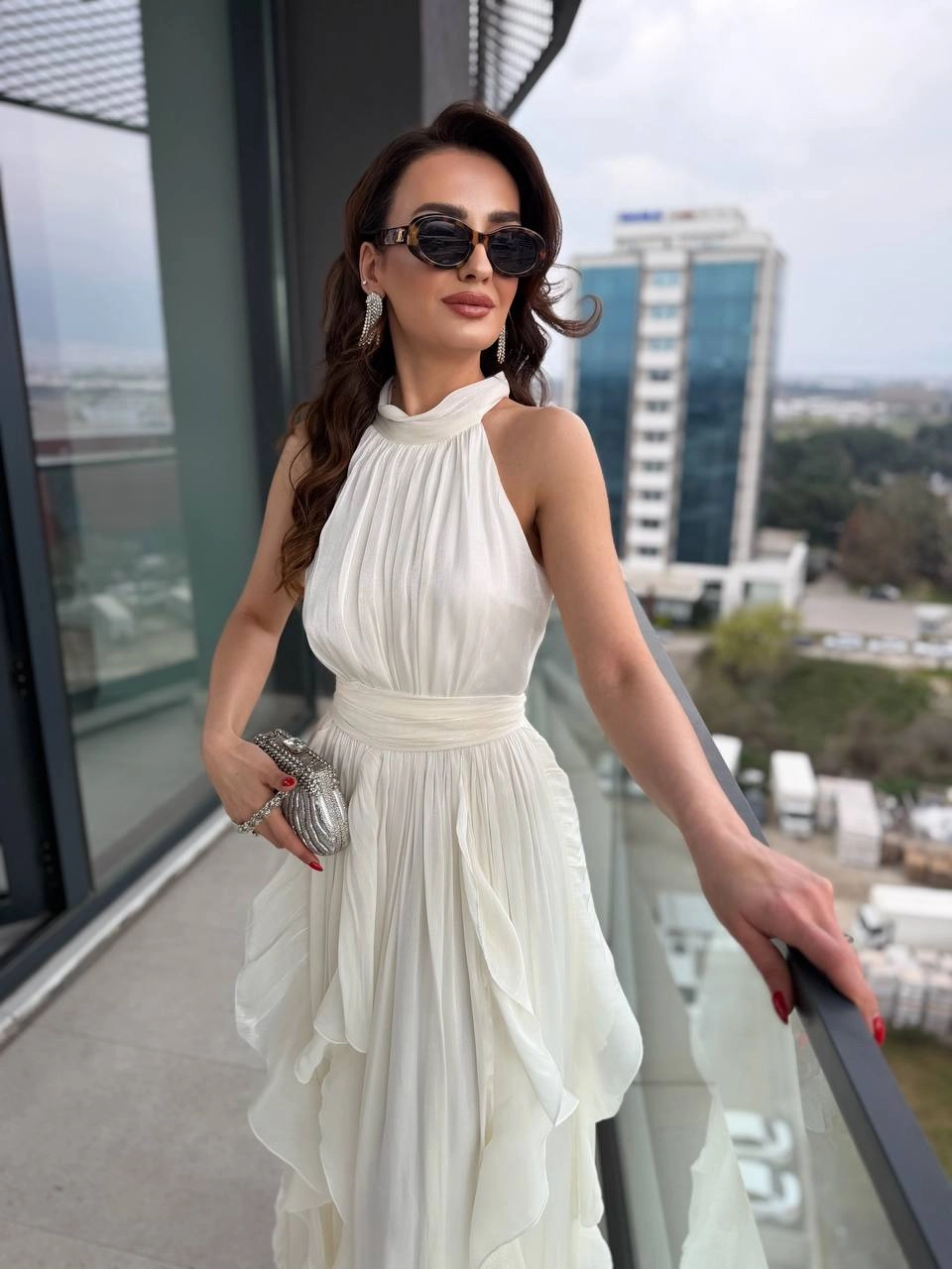 Tasarım%20Ekru%20Astarlı%20Halter%20Yaka%20İpekli%20Kumaş%20Elbise