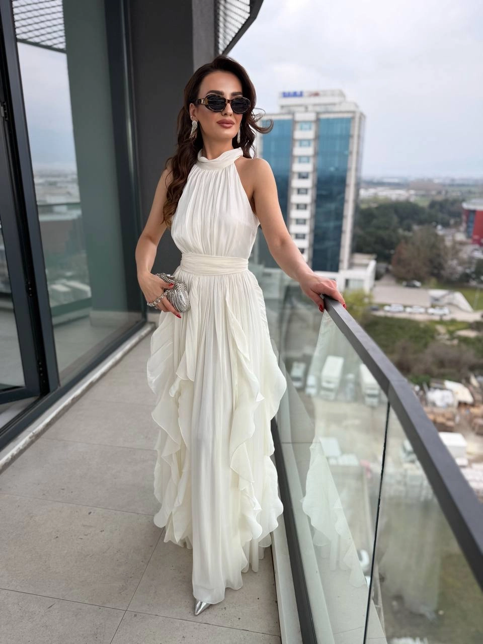 Tasarım%20Ekru%20Astarlı%20Halter%20Yaka%20İpekli%20Kumaş%20Elbise