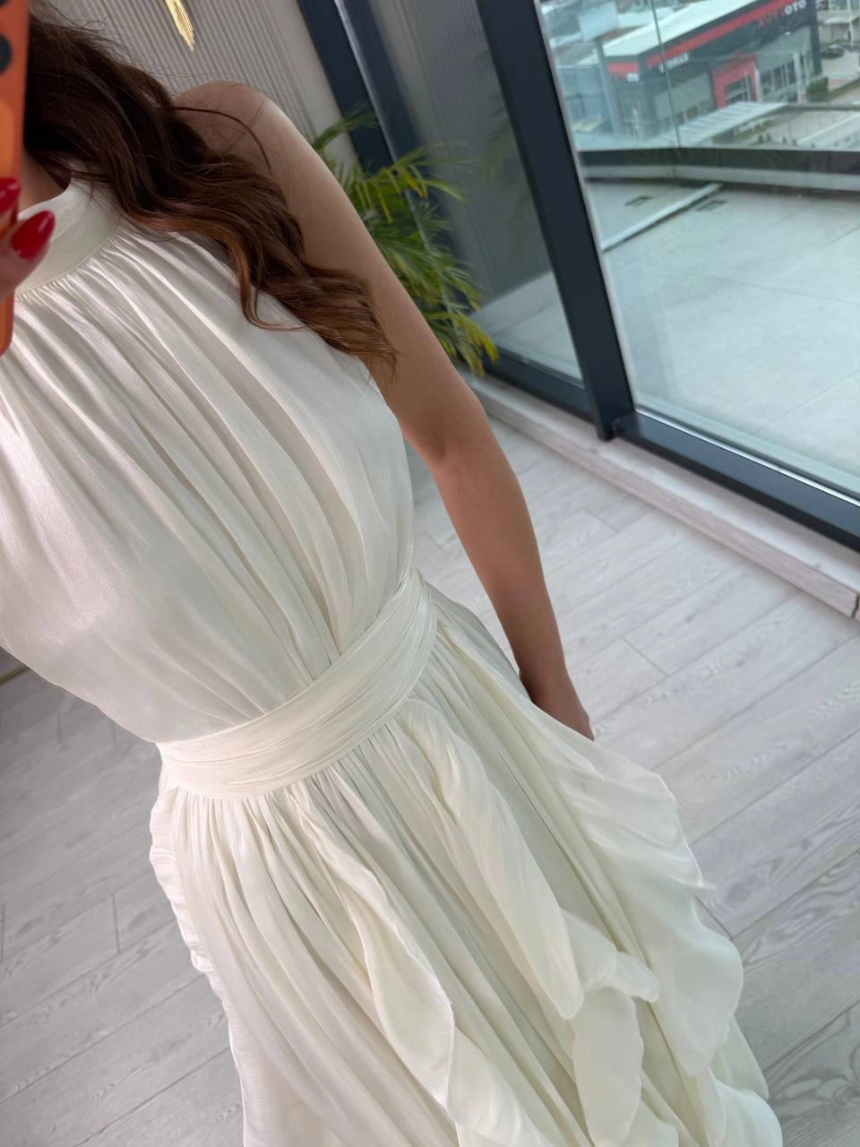 Tasarım%20Ekru%20Astarlı%20Halter%20Yaka%20İpekli%20Kumaş%20Elbise