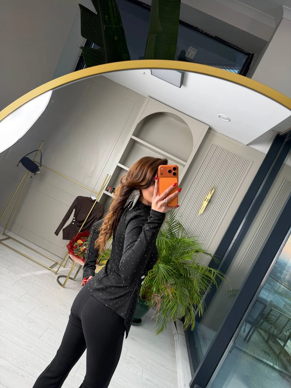 Siyah%20Drapeli%20Minimal%20Taş%20Detaylı%20Vatkalı%20Bluz