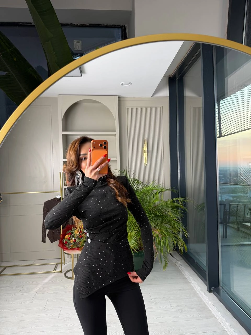 Siyah%20Drapeli%20Minimal%20Taş%20Detaylı%20Vatkalı%20Bluz