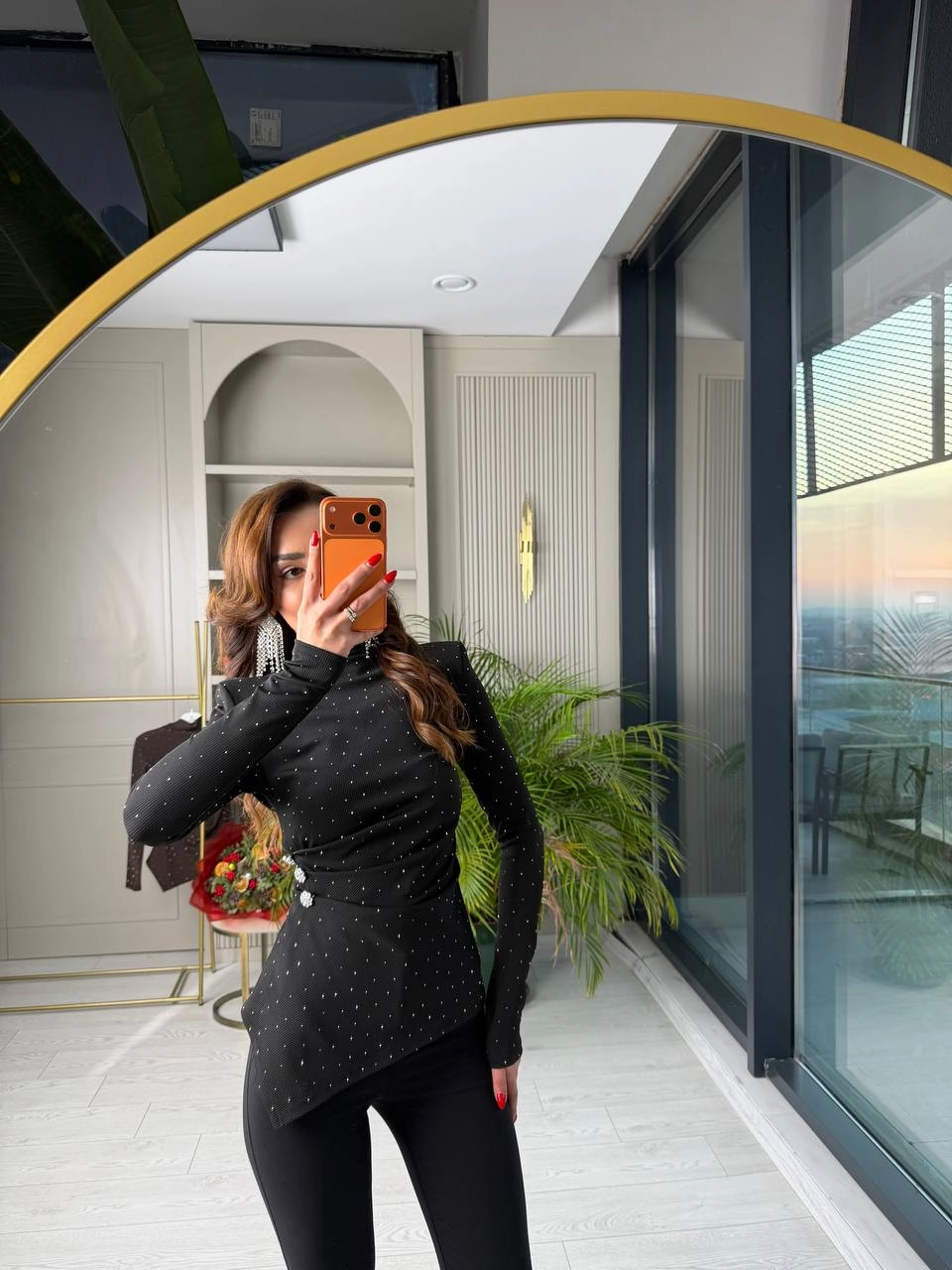 Siyah%20Drapeli%20Minimal%20Taş%20Detaylı%20Vatkalı%20Bluz