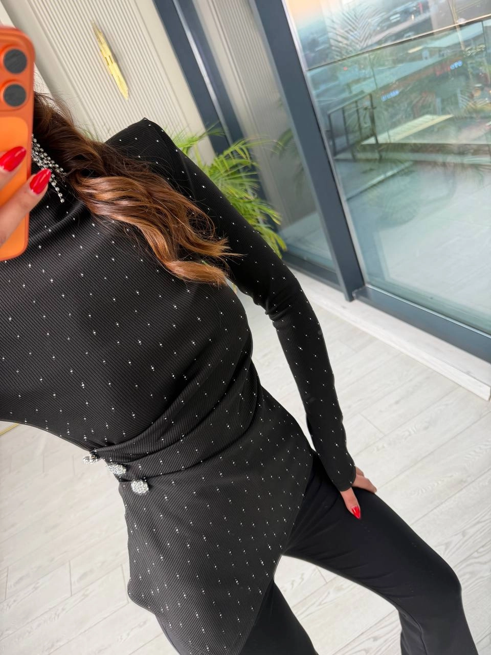 Siyah%20Drapeli%20Minimal%20Taş%20Detaylı%20Vatkalı%20Bluz