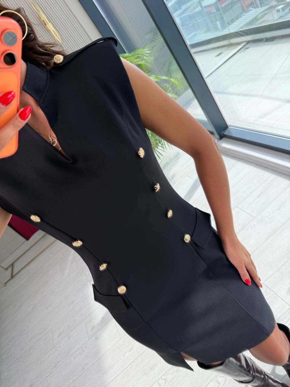Siyah%20Mango%20Düğme%20Detaylı%20Vatkalı%20Atlas%20Kumaş%20Elbise