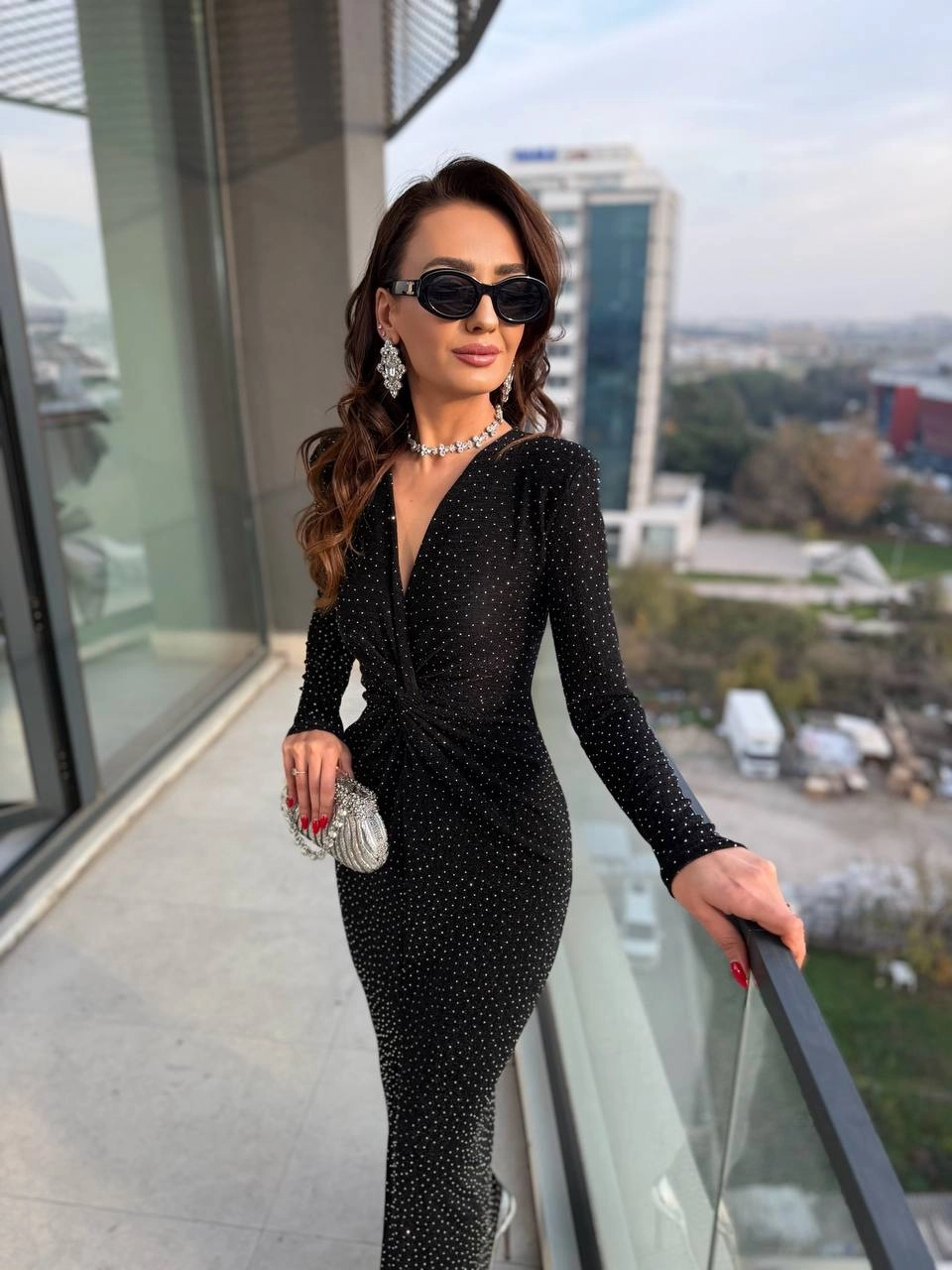 Siyah%20Bel%20Düğümlü%20Kruvaze%20Yaka%20Minimal%20Taşlı%20Likralı%20Elbise