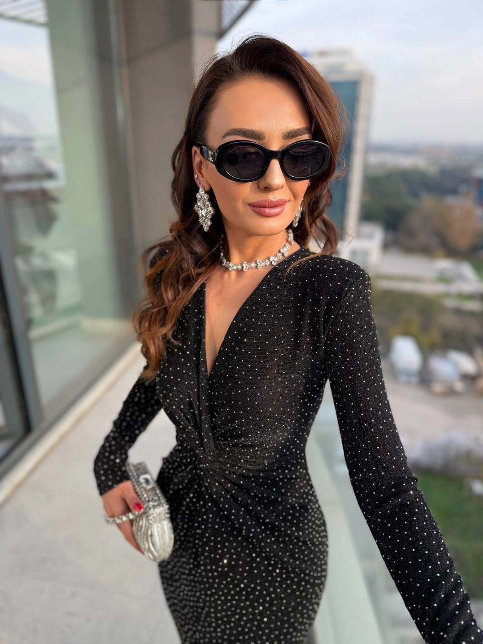 Siyah%20Bel%20Düğümlü%20Kruvaze%20Yaka%20Minimal%20Taşlı%20Likralı%20Elbise