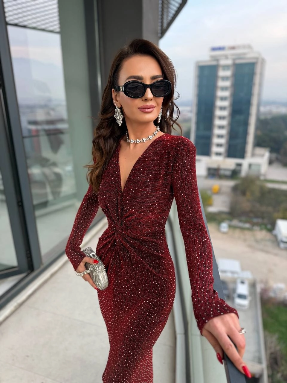 Bordo%20Bel%20Düğümlü%20Kruvaze%20Yaka%20Minimal%20Taşlı%20Likralı%20Elbise