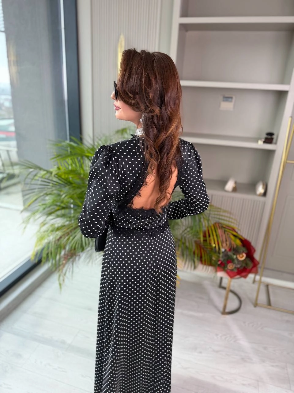 Tasarım%20Siyah%20Puantiyeli%20Tok%20Saten%20Sırt%20Detay%20Elbise