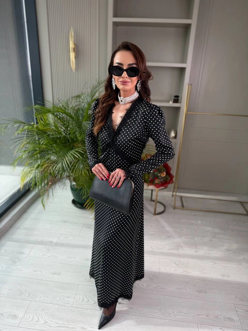 Tasarım%20Siyah%20Puantiyeli%20Tok%20Saten%20Sırt%20Detay%20Elbise
