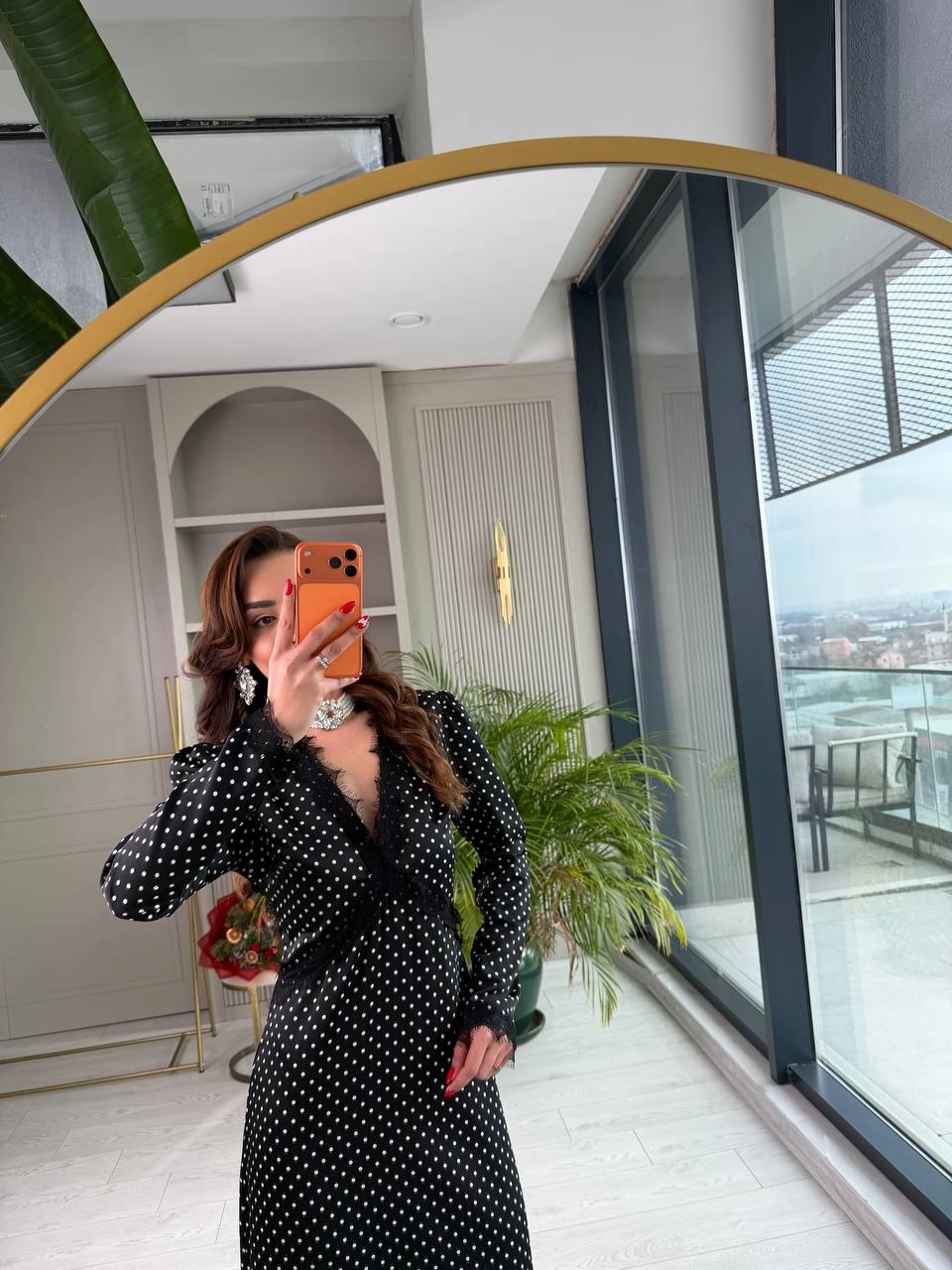 Tasarım%20Siyah%20Puantiyeli%20Tok%20Saten%20Sırt%20Detay%20Elbise