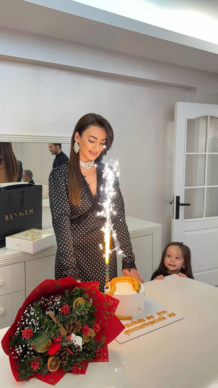 Tasarım%20Siyah%20Puantiyeli%20Tok%20Saten%20Sırt%20Detay%20Elbise