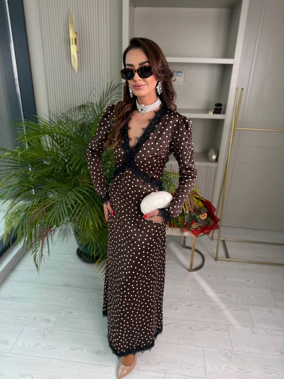 Tasarım%20Kahverengi%20Puantiyeli%20Tok%20Saten%20Sırt%20Detay%20Elbise