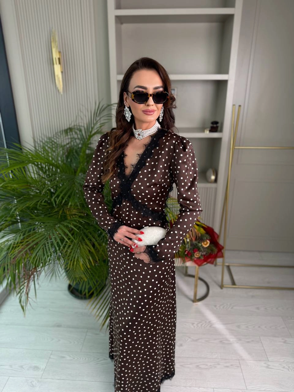 Tasarım%20Kahverengi%20Puantiyeli%20Tok%20Saten%20Sırt%20Detay%20Elbise