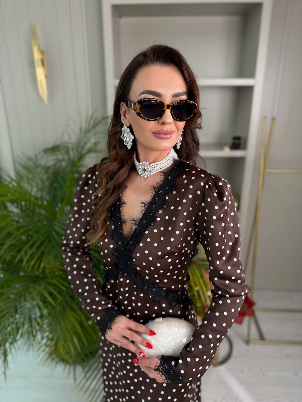 Tasarım%20Kahverengi%20Puantiyeli%20Tok%20Saten%20Sırt%20Detay%20Elbise