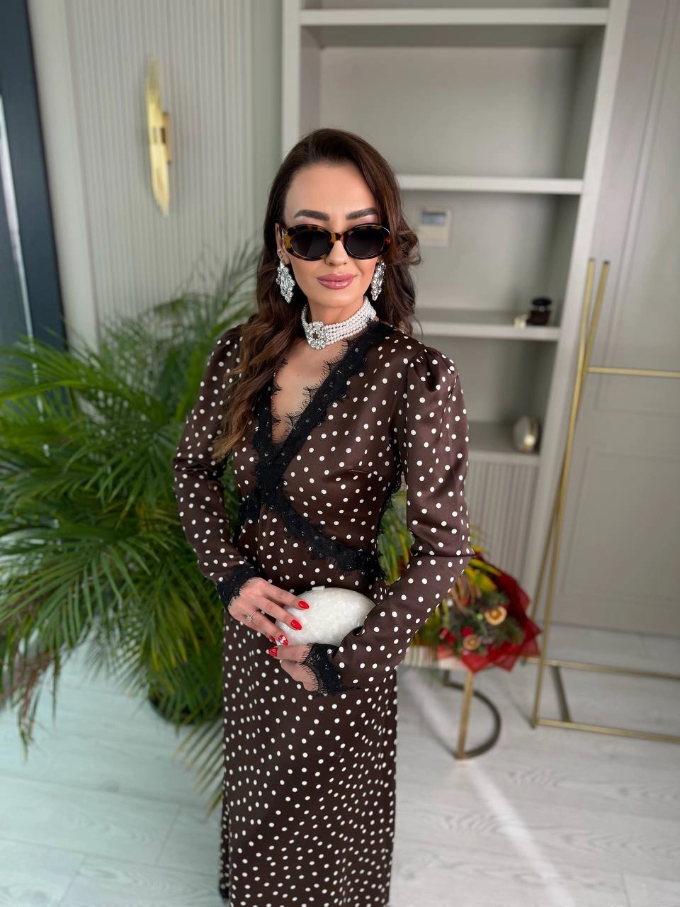 Tasarım%20Kahverengi%20Puantiyeli%20Tok%20Saten%20Sırt%20Detay%20Elbise