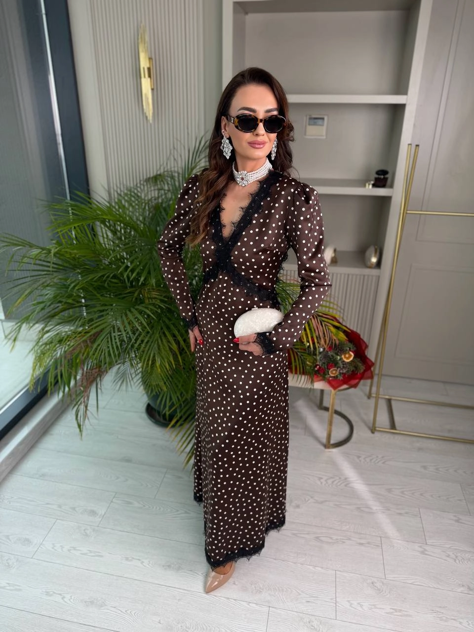 Tasarım%20Kahverengi%20Puantiyeli%20Tok%20Saten%20Sırt%20Detay%20Elbise