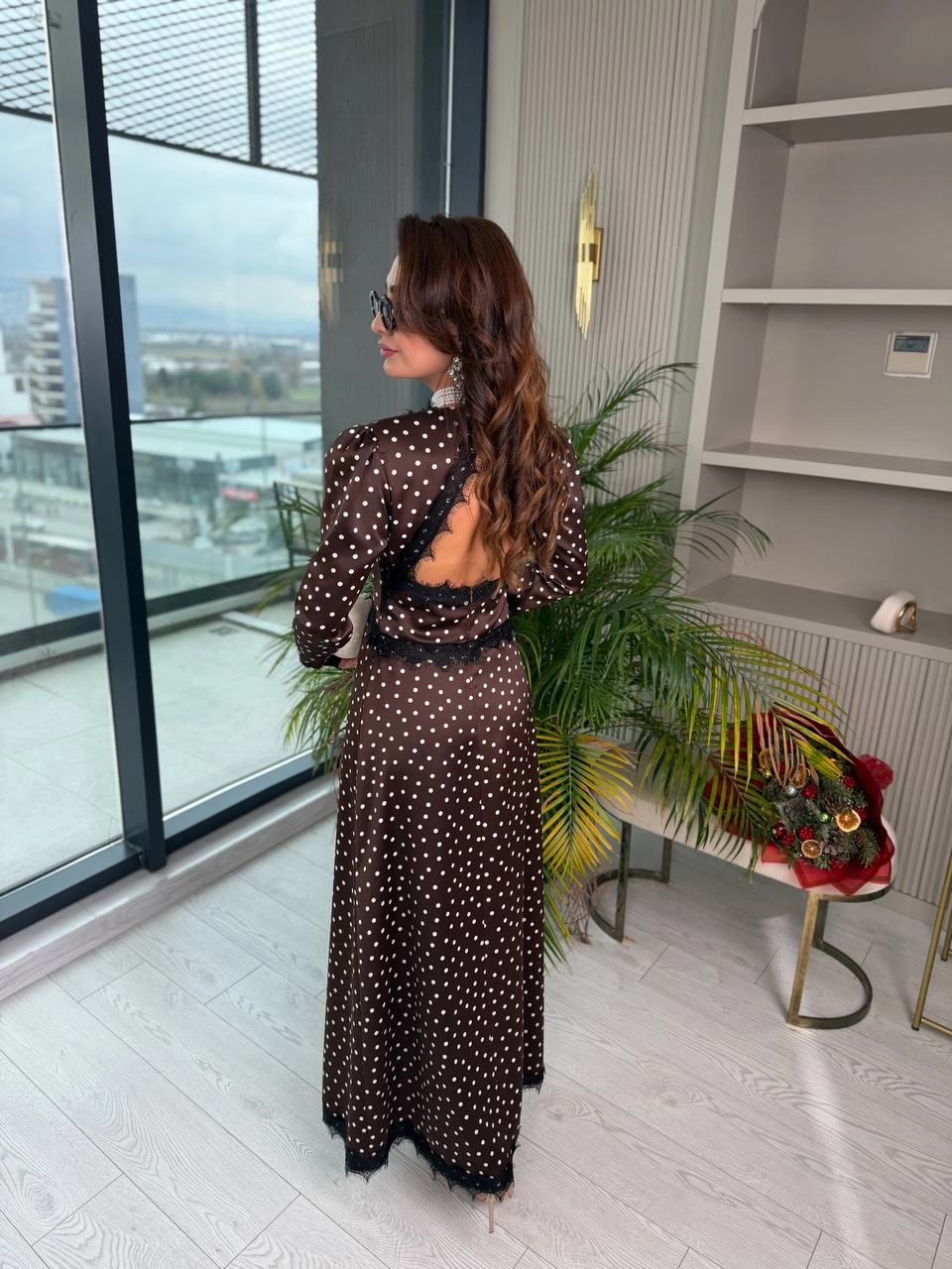 Tasarım%20Kahverengi%20Puantiyeli%20Tok%20Saten%20Sırt%20Detay%20Elbise