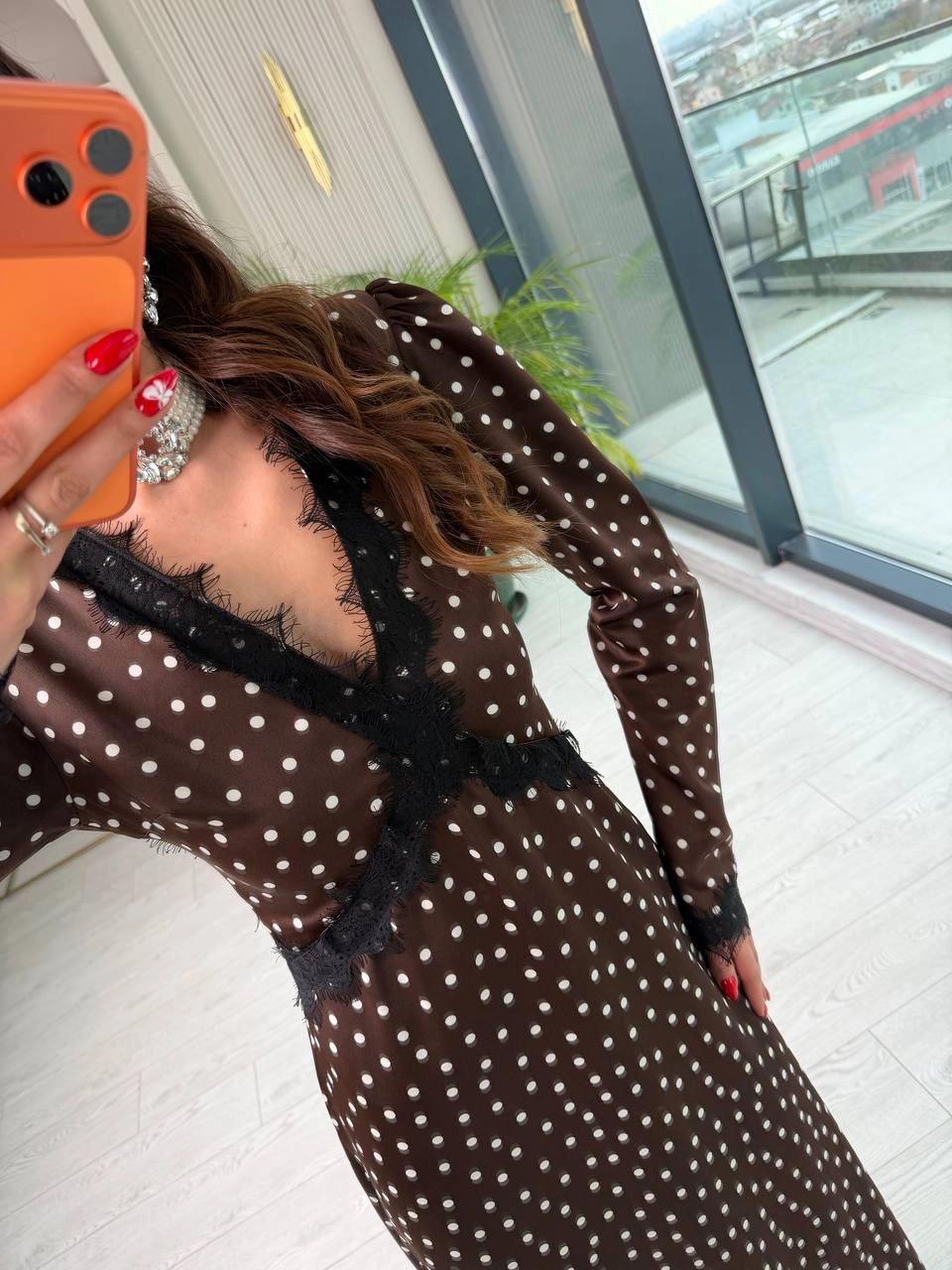 Tasarım%20Kahverengi%20Puantiyeli%20Tok%20Saten%20Sırt%20Detay%20Elbise