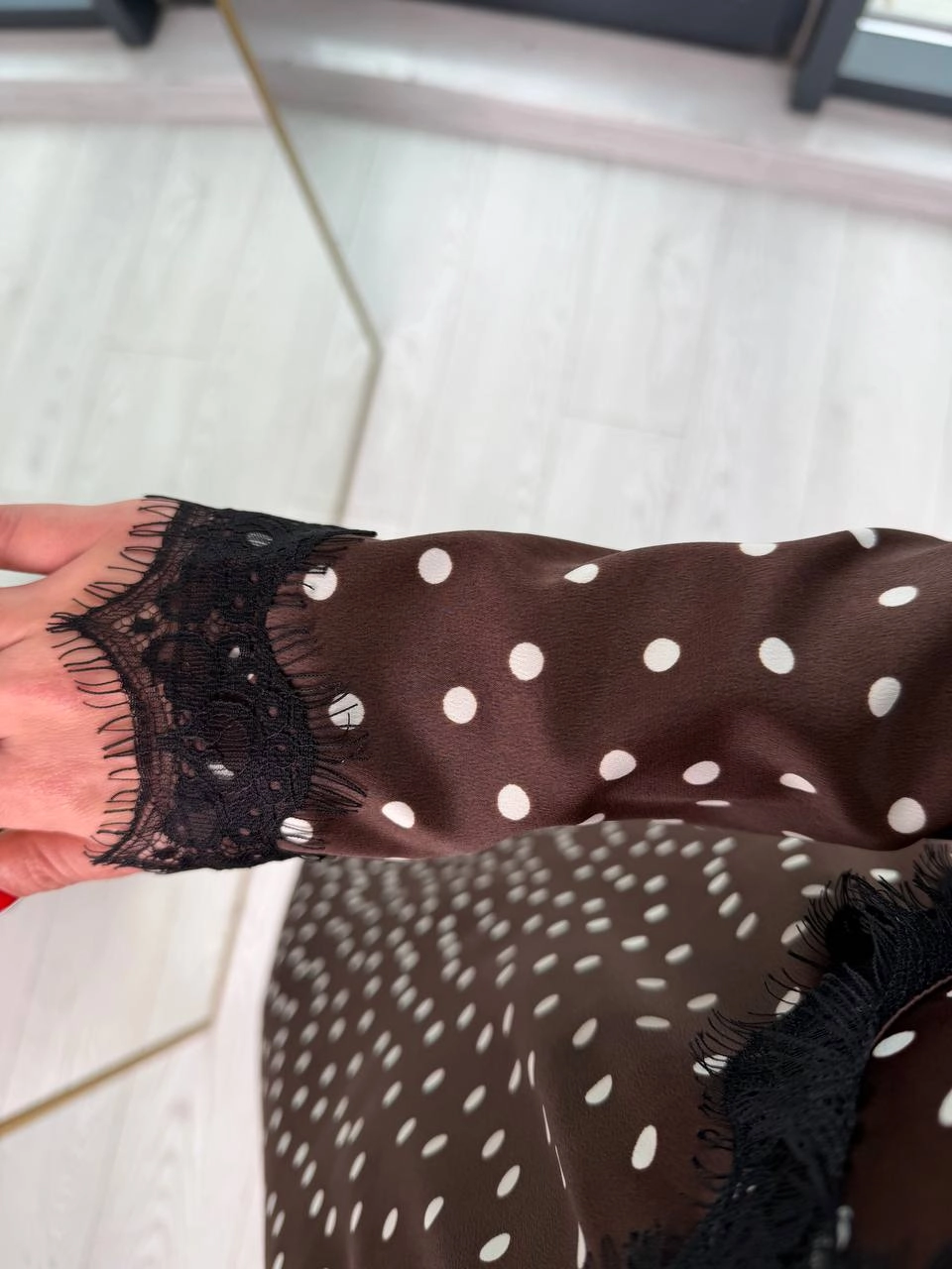 Tasarım%20Kahverengi%20Puantiyeli%20Tok%20Saten%20Sırt%20Detay%20Elbise