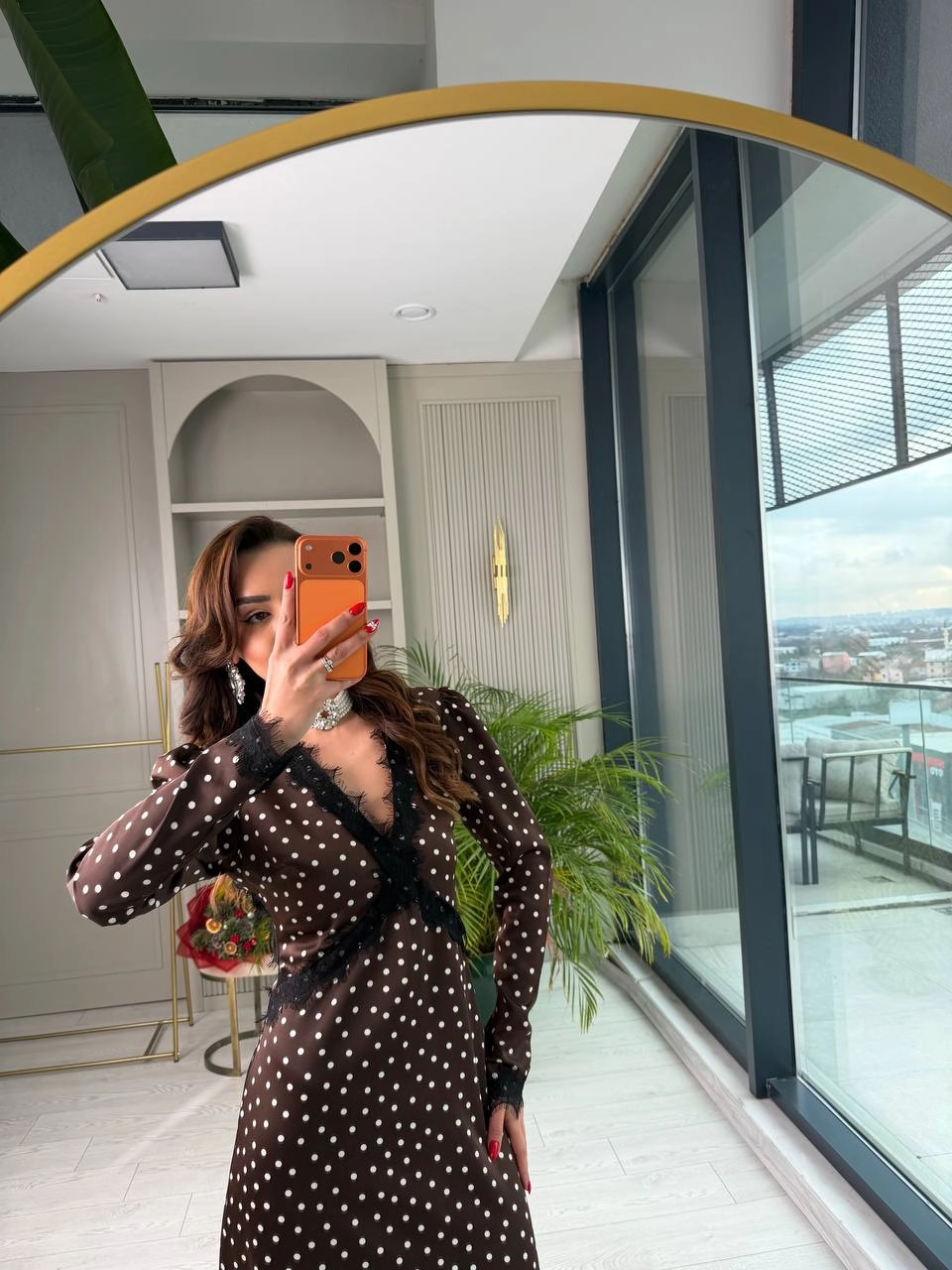 Tasarım%20Kahverengi%20Puantiyeli%20Tok%20Saten%20Sırt%20Detay%20Elbise