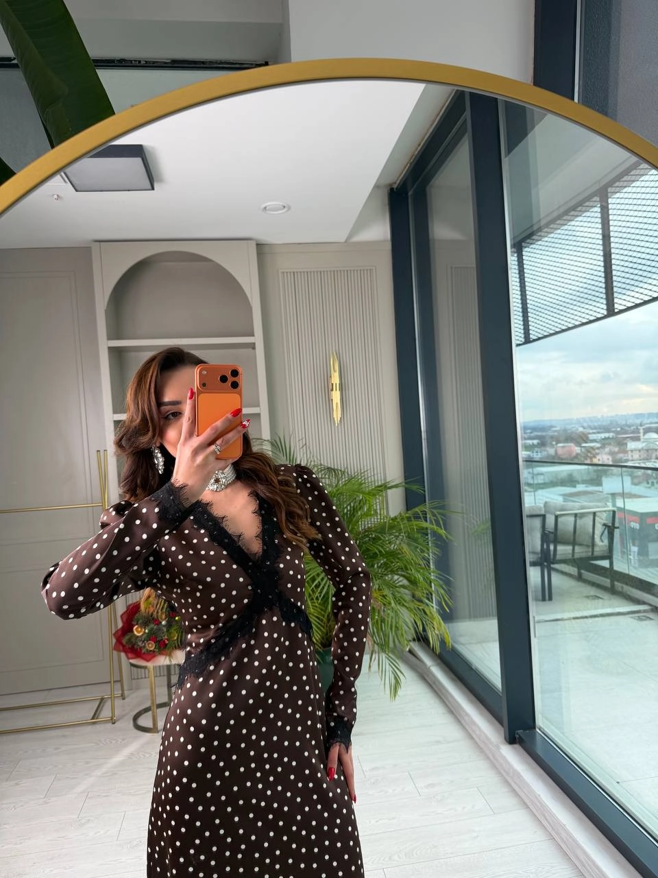 Tasarım%20Kahverengi%20Puantiyeli%20Tok%20Saten%20Sırt%20Detay%20Elbise