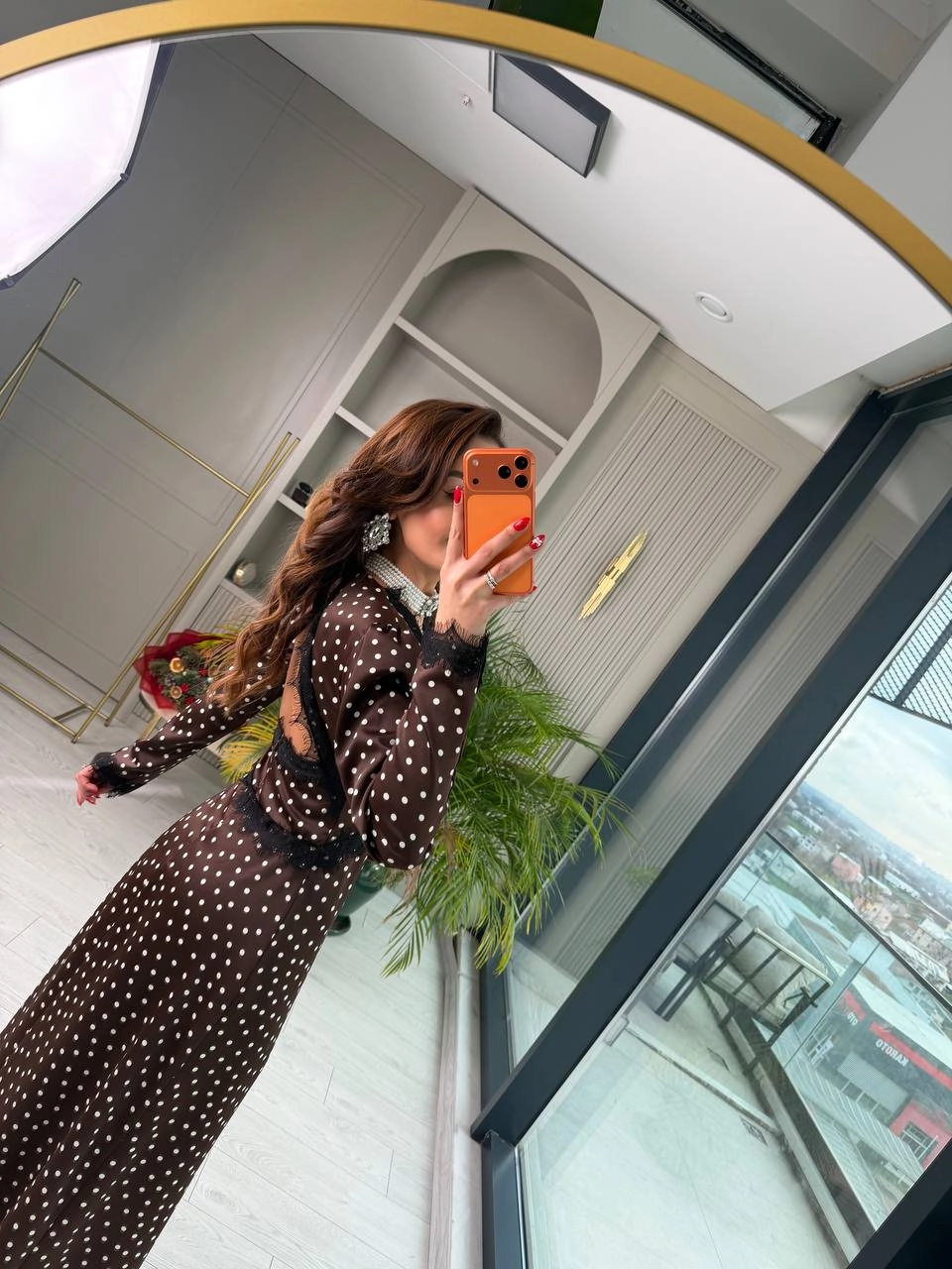 Tasarım%20Kahverengi%20Puantiyeli%20Tok%20Saten%20Sırt%20Detay%20Elbise