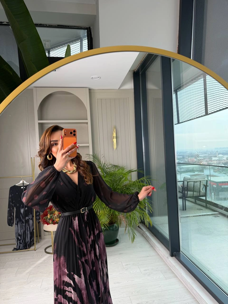 Siyah%20Mor%20Desenli%20Piliseli%20Kemerli%20Şifon%20Elbise