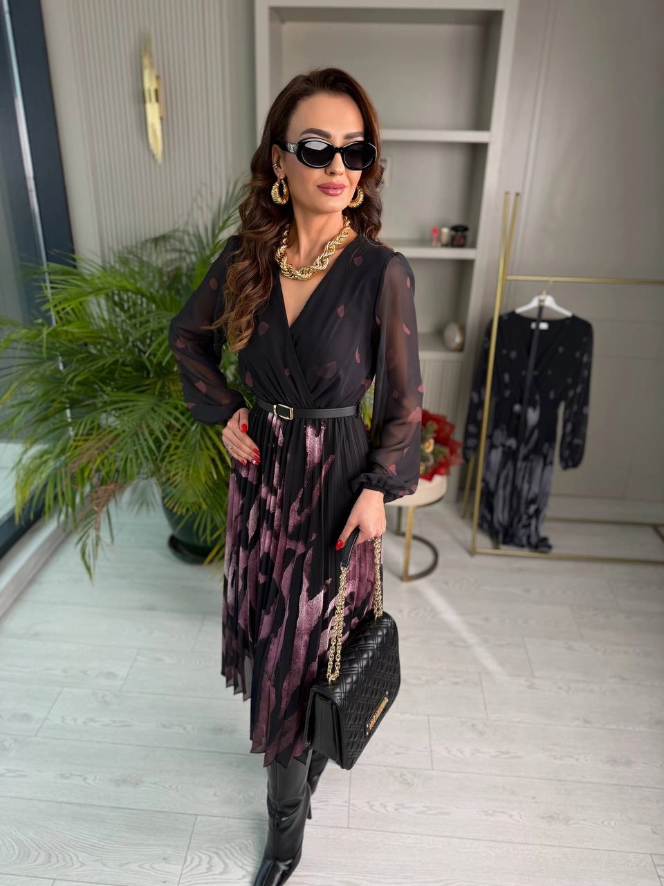 Siyah%20Mor%20Desenli%20Piliseli%20Kemerli%20Şifon%20Elbise