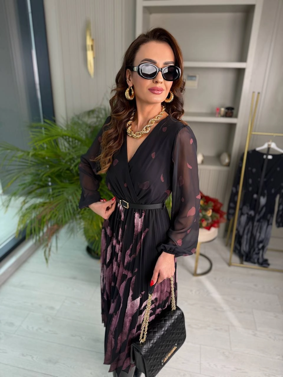 Siyah%20Mor%20Desenli%20Piliseli%20Kemerli%20Şifon%20Elbise