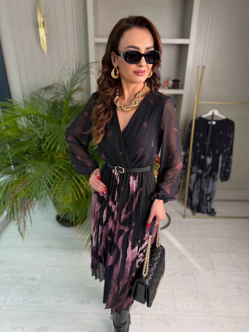 Siyah%20Mor%20Desenli%20Piliseli%20Kemerli%20Şifon%20Elbise