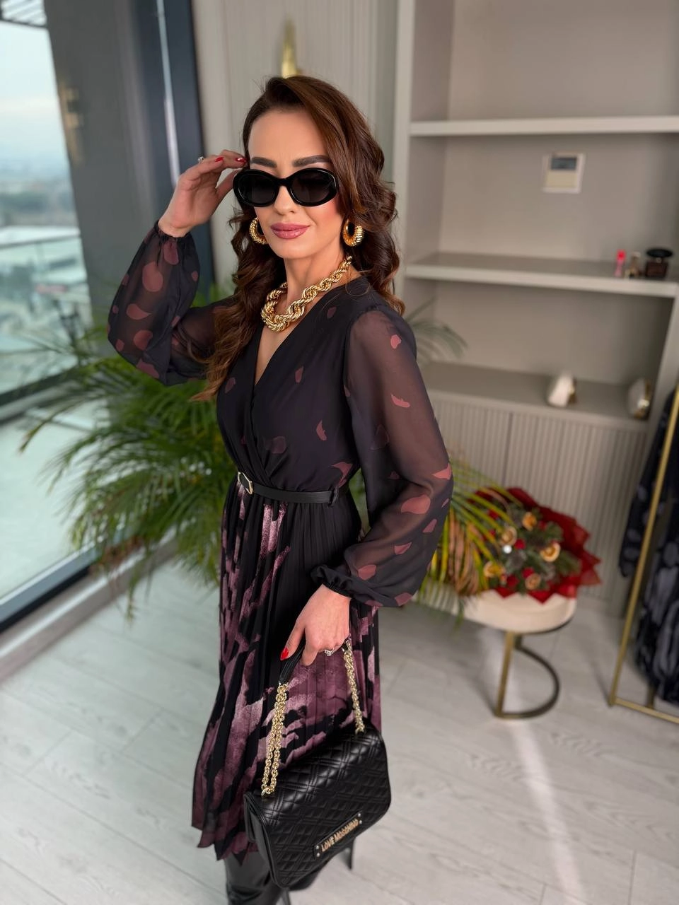 Siyah%20Mor%20Desenli%20Piliseli%20Kemerli%20Şifon%20Elbise