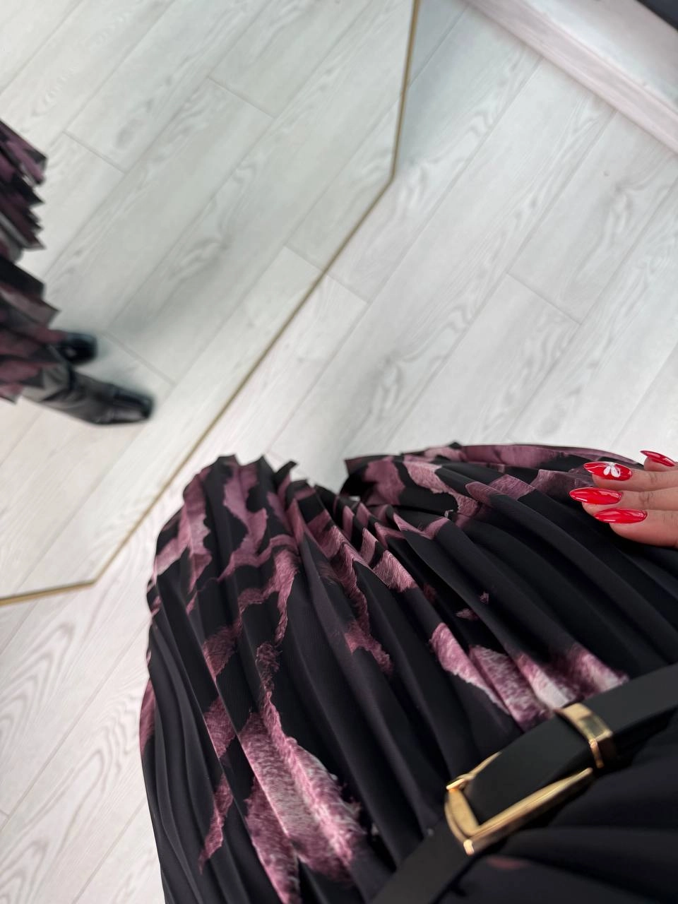 Siyah%20Mor%20Desenli%20Piliseli%20Kemerli%20Şifon%20Elbise