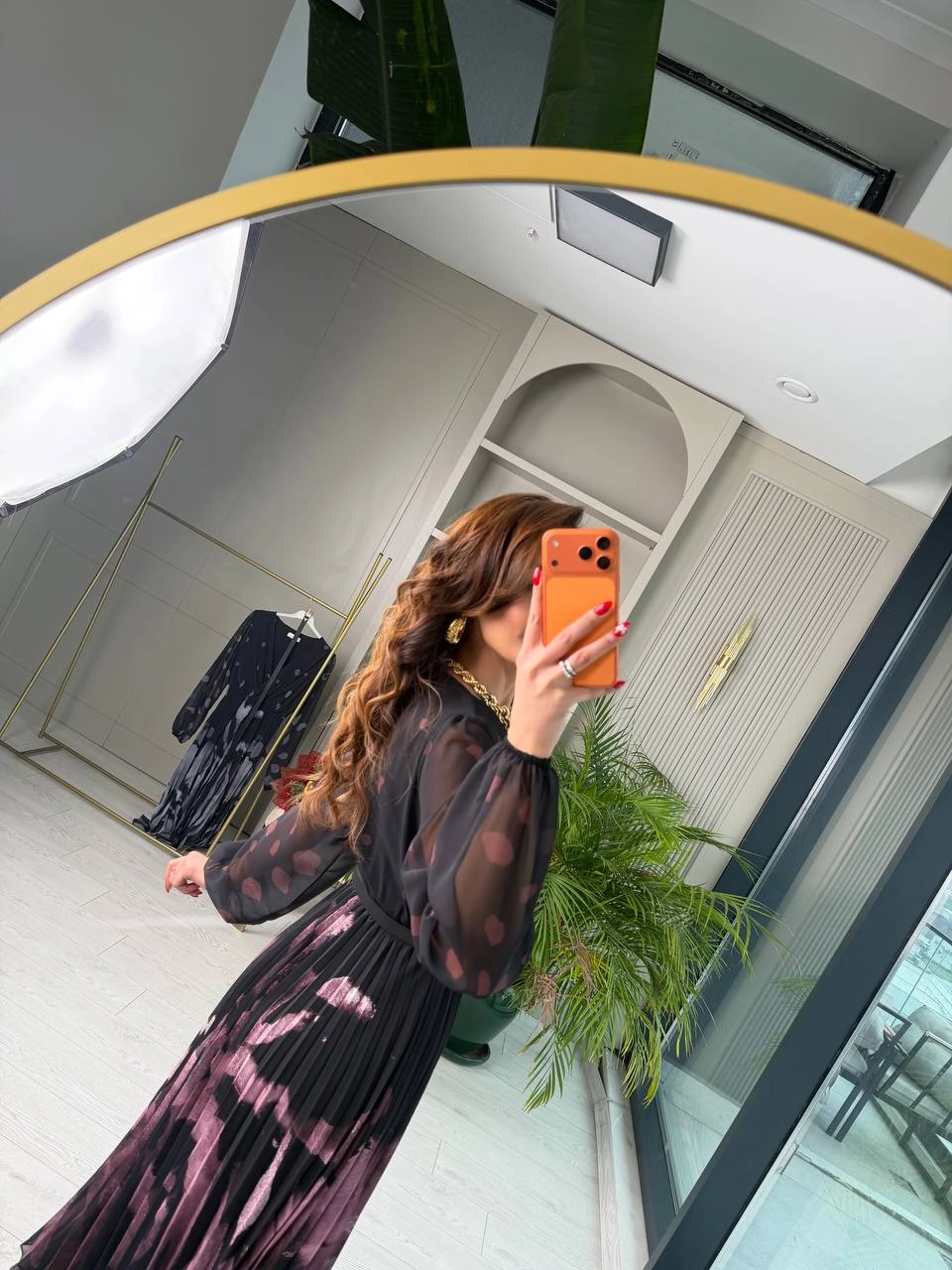 Siyah%20Mor%20Desenli%20Piliseli%20Kemerli%20Şifon%20Elbise