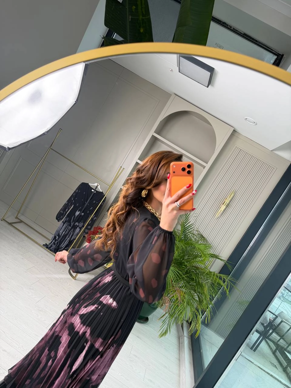 Siyah%20Mor%20Desenli%20Piliseli%20Kemerli%20Şifon%20Elbise