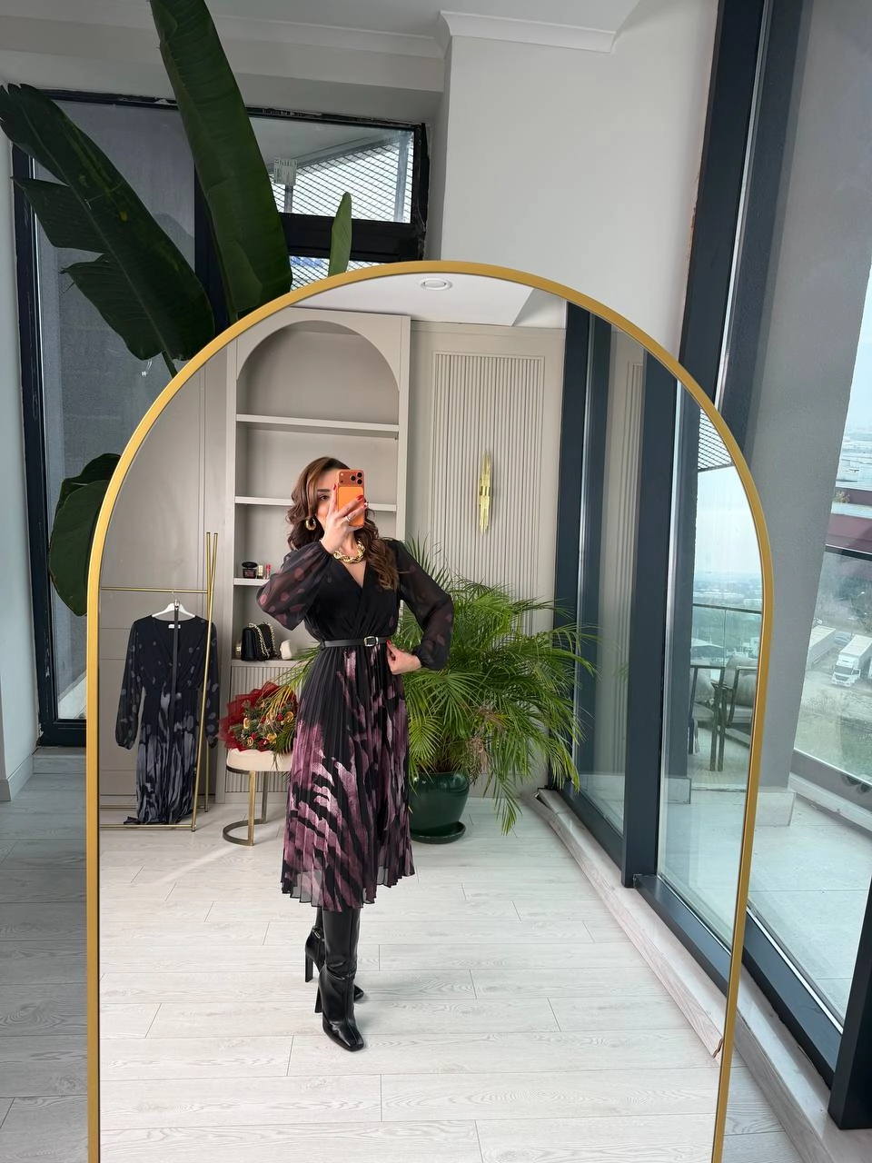 Siyah%20Mor%20Desenli%20Piliseli%20Kemerli%20Şifon%20Elbise