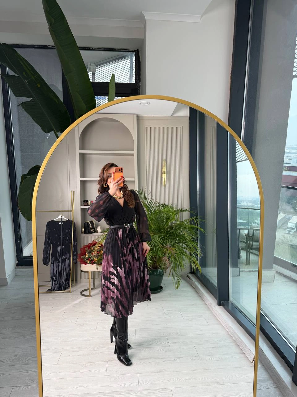 Siyah%20Mor%20Desenli%20Piliseli%20Kemerli%20Şifon%20Elbise