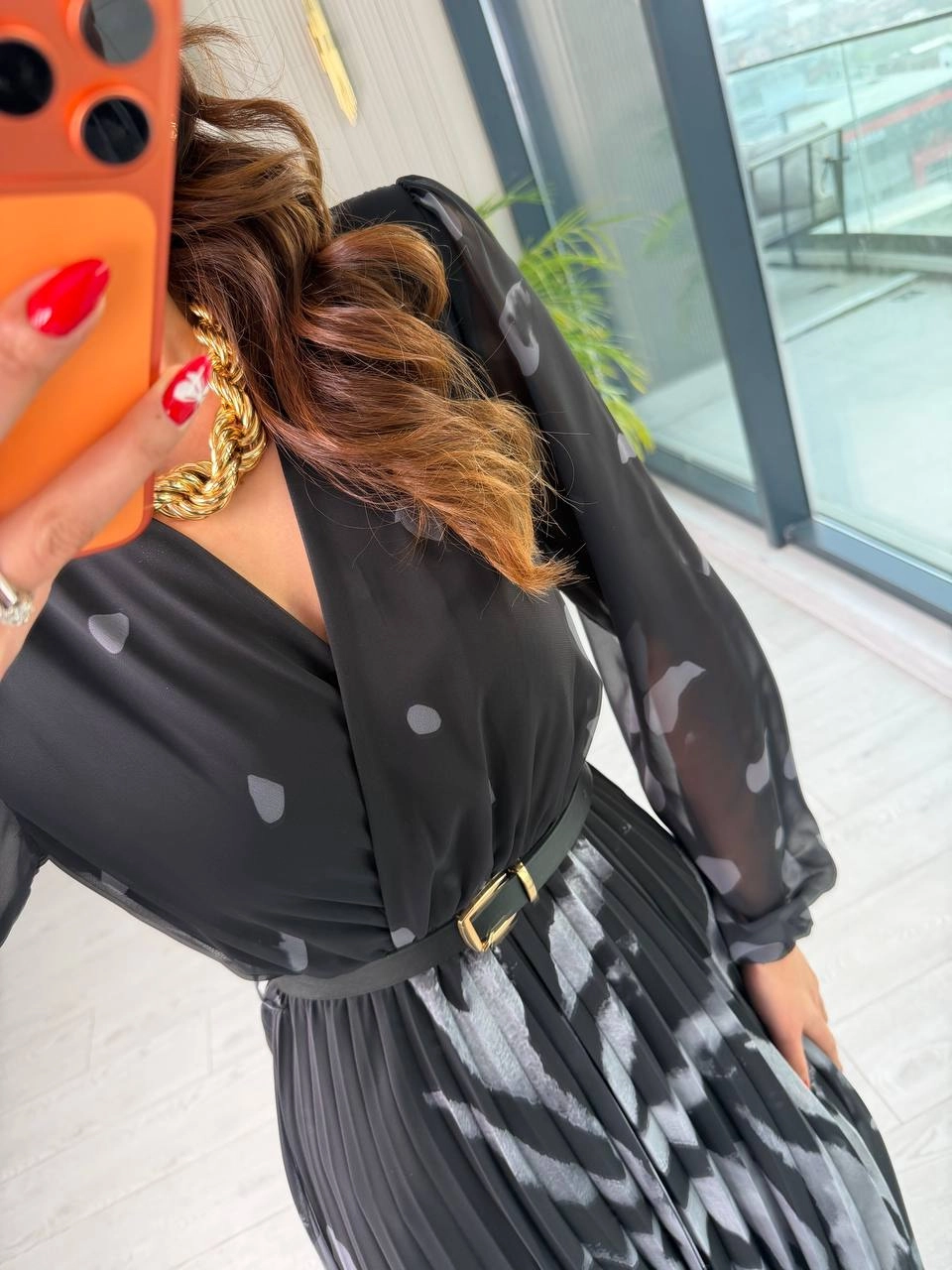 Siyah%20Gri%20Desenli%20Piliseli%20Kemerli%20Şifon%20Elbise