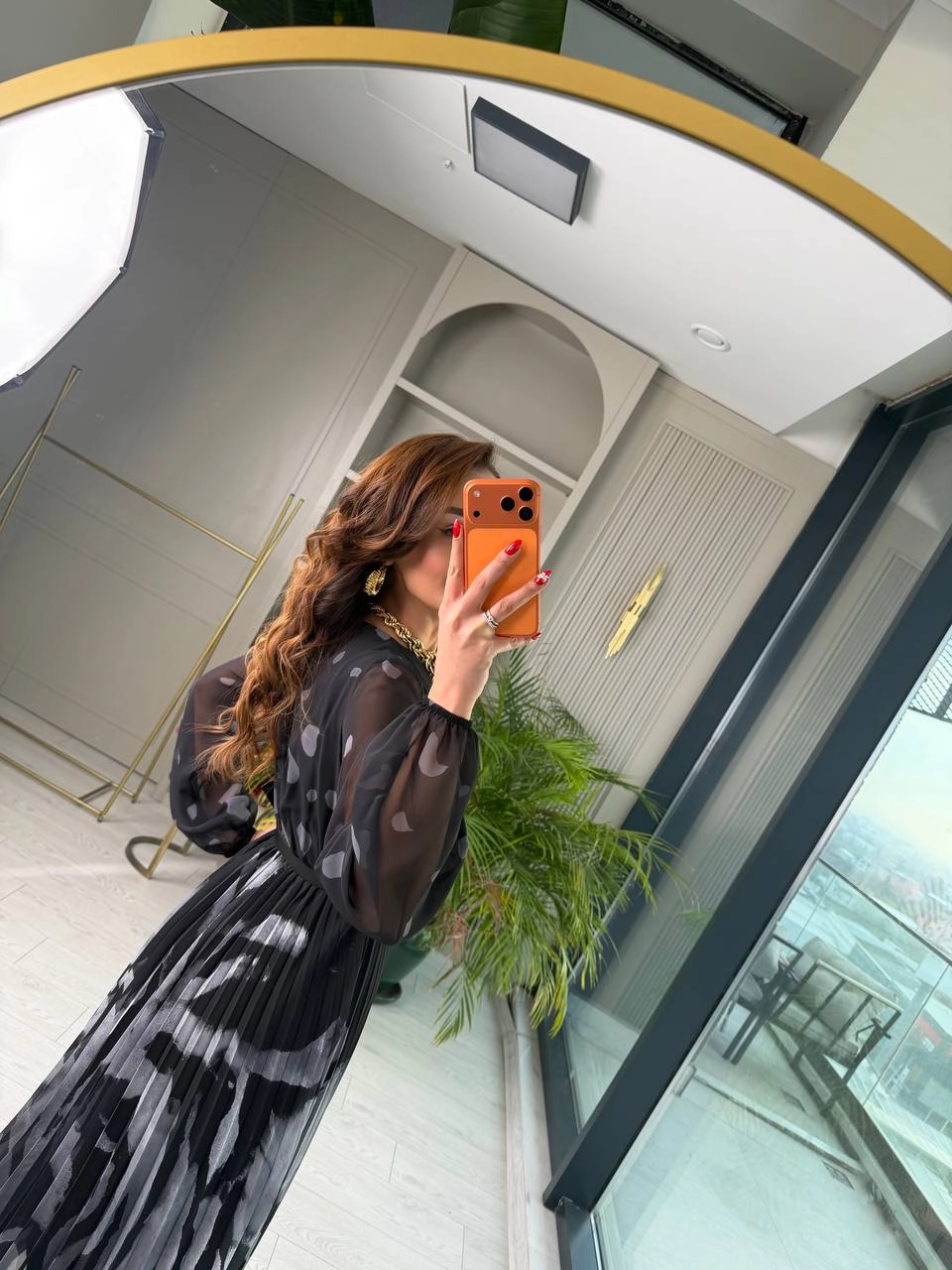 Siyah%20Gri%20Desenli%20Piliseli%20Kemerli%20Şifon%20Elbise