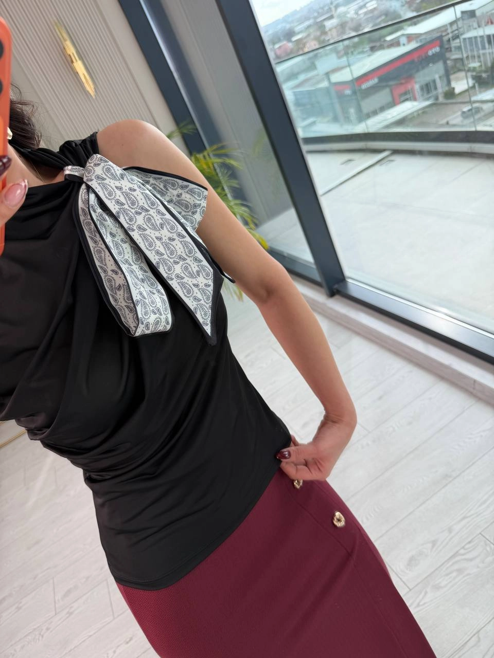 Siyah%20Fular%20Detaylı%20Likralı%20Bluz