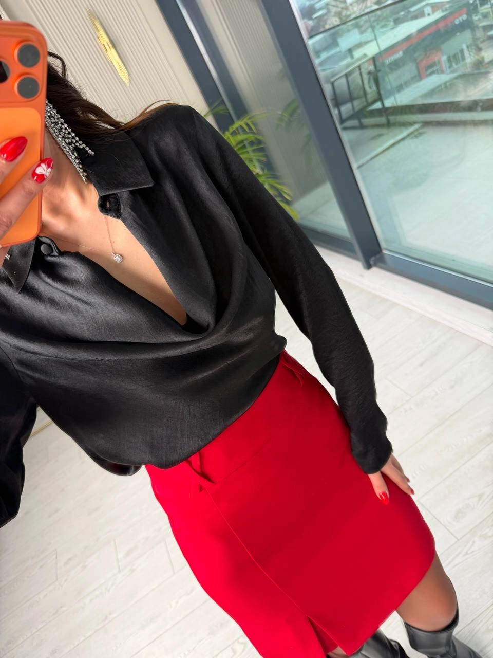 Siyah%20Degaje%20Ve%20Düğme%20Yakalı%20Bluz