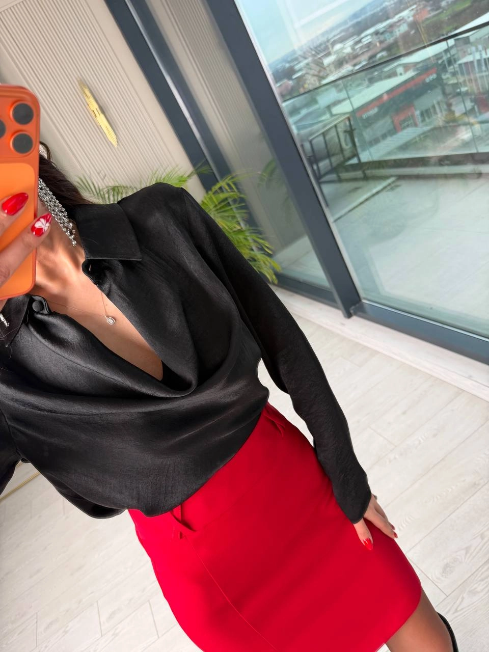 Siyah%20Degaje%20Ve%20Düğme%20Yakalı%20Bluz